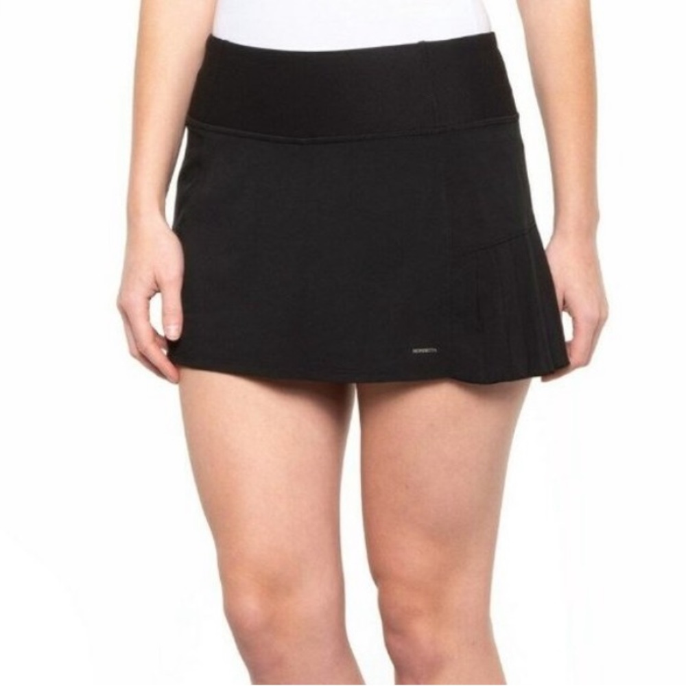 Short black pleated golf skort